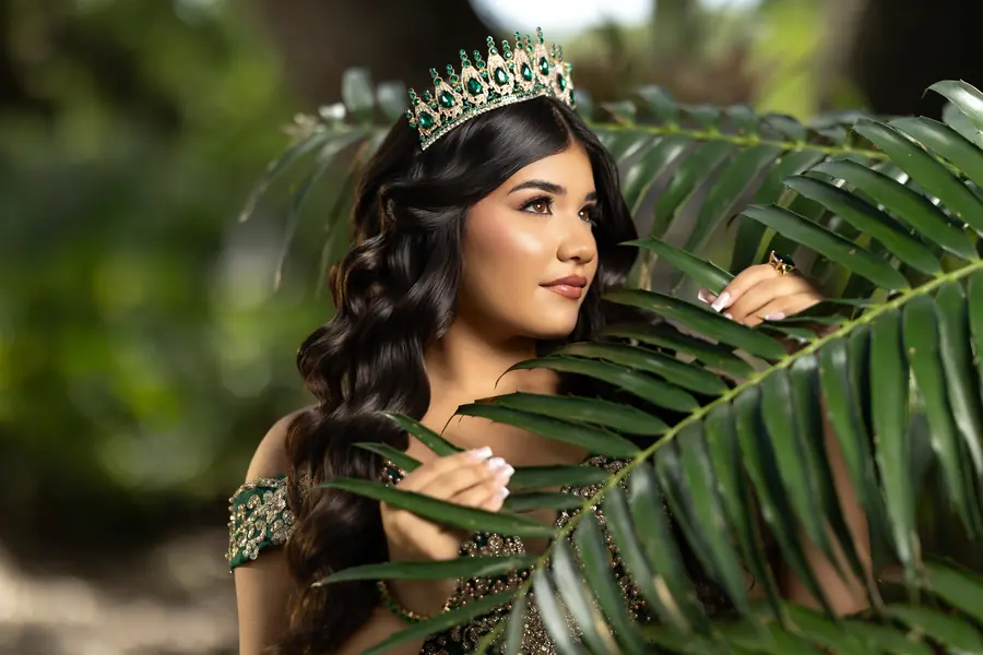 Quinceañera en Villa Toscana con vestido dorado