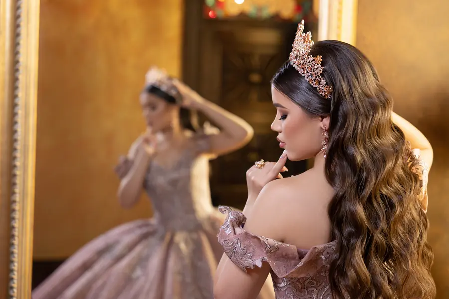 Sesión de quinceañera al amanecer en playa